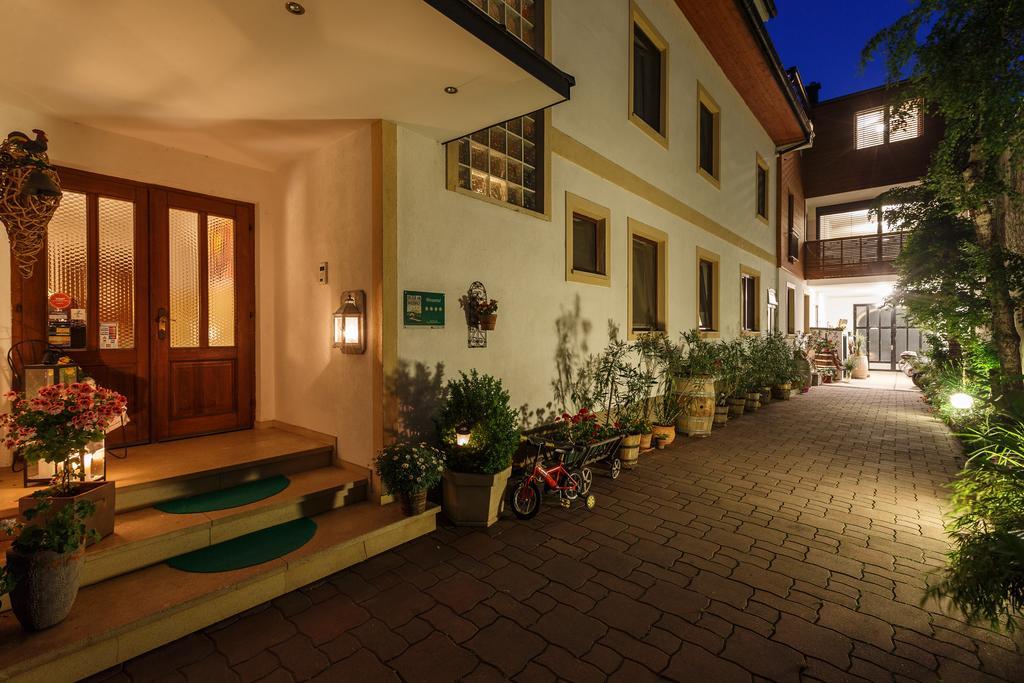 Pension Julia & Haus Elisabeth - Wallner'S Hofheuriger & Weinhof Mörbisch am See Exterior foto