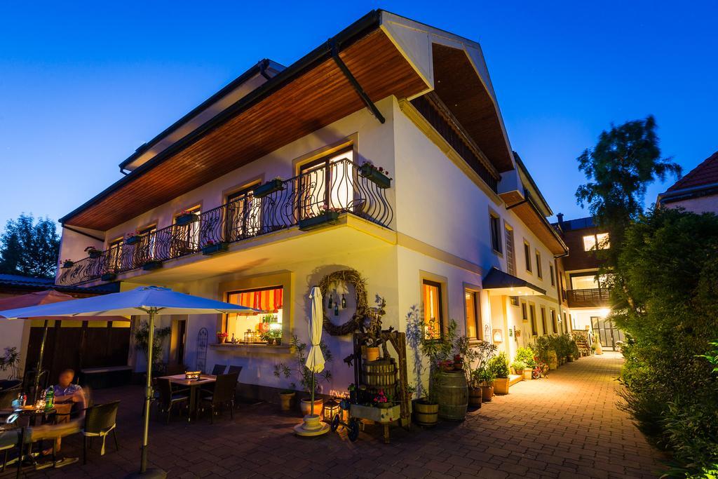 Pension Julia & Haus Elisabeth - Wallner'S Hofheuriger & Weinhof Mörbisch am See Exterior foto